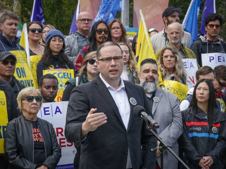 BCGEU strike update: Here's the latest as all B.C. government liquor, cannabis stores close