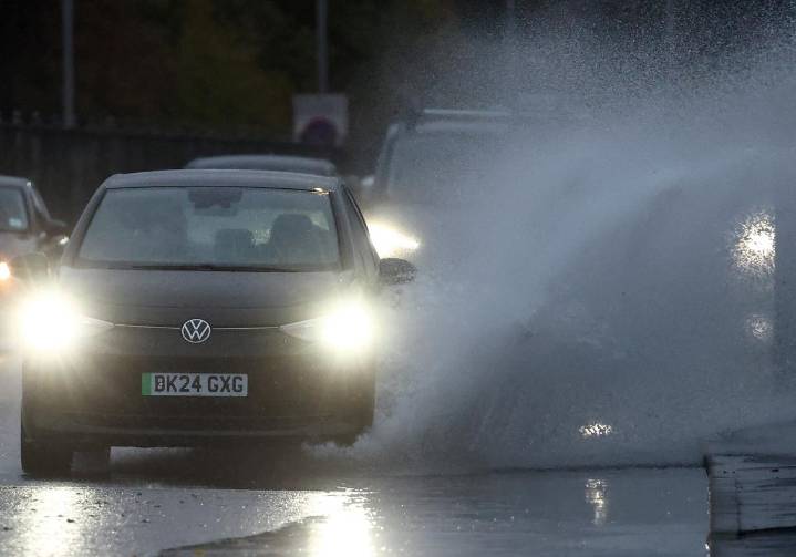 London weather: Storm Benjamin hits morning rush hour as heavy rain and strong gusts sweep capital