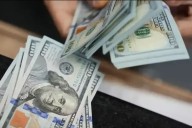 El dólar oficial vuelve a bajar y recupera calma en el mercado