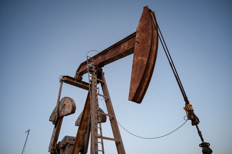EIA hikes US oil output forecast, says oversupply will slash prices