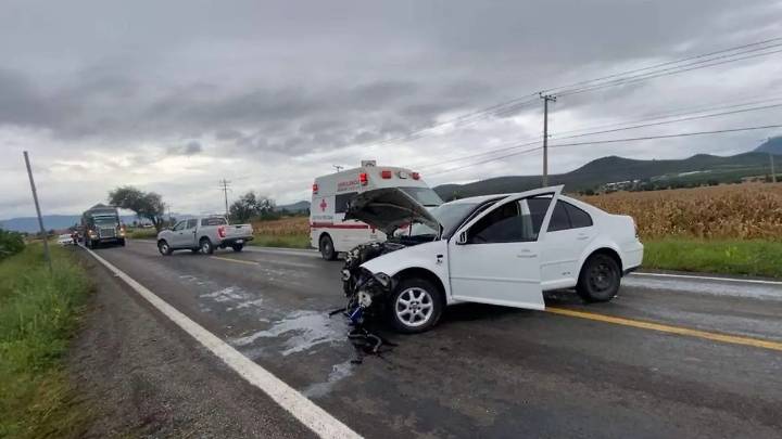 Se registra choque entre dos vehículos en la carretera Acámbaro