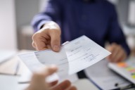 El Gobierno retrocede: cheques del Seguro Social continuan en circulación indefinidamente