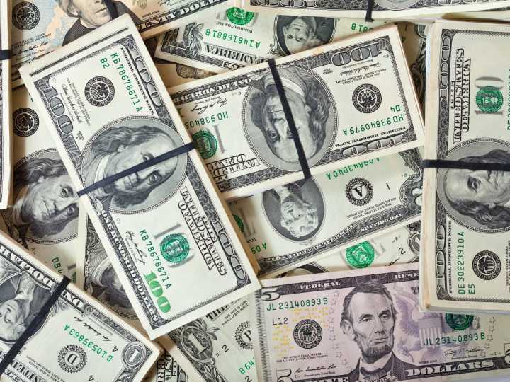 California dará un bono de US$144.000.000 a estos trabajadores, pero falta un paso clave para su aprobación