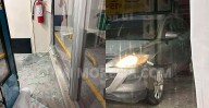 Mujer impacta su auto contra Oxxo en Morelia, rompe cristales y se da a la fuga