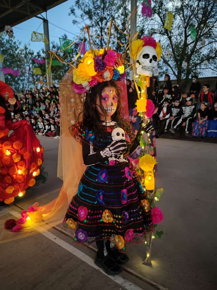 Altares, calaveras y tradición: el espíritu del Día de Muertos llega a la primaria Miguel Ángel Ponce de León