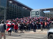 VIDEO. Decenas de adherentes de Marco Enríquez-Ominami lo acompañan al Centro de Justicia ante veredicto por el Caso SQM