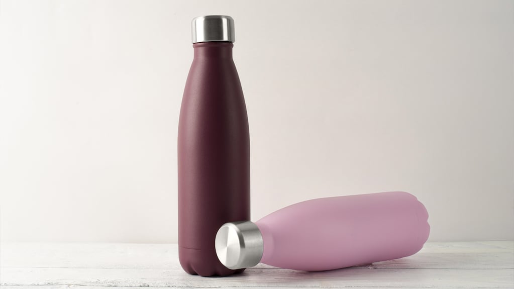 No es solo con agua: cómo limpiar correctamente las botellas reutilizables