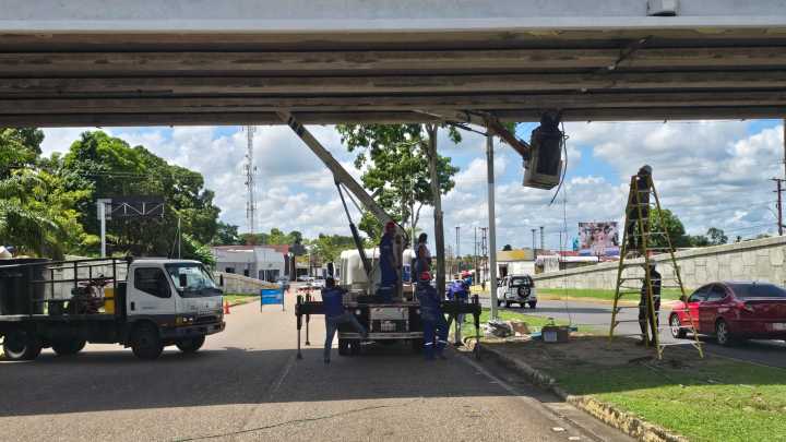 Modernizan alumbrado en el retorno de la avenida Raúl Leoni