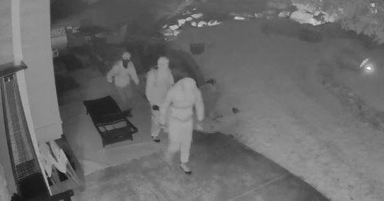 Burglars target homes in Castle Pines, Colorado authorities searching for suspects