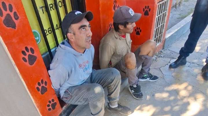 Vecinos alertaron que había extraños en una casa, la Policía intervino y los detuvo