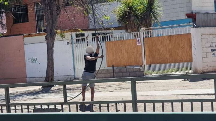 Denuncia ciudadana: captan a sujeto robando cables en plena avenida Copayapu de Copiapó