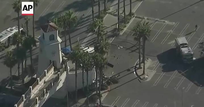 Southern California beachgoers watch helicopter spiral out of control, slam into palms