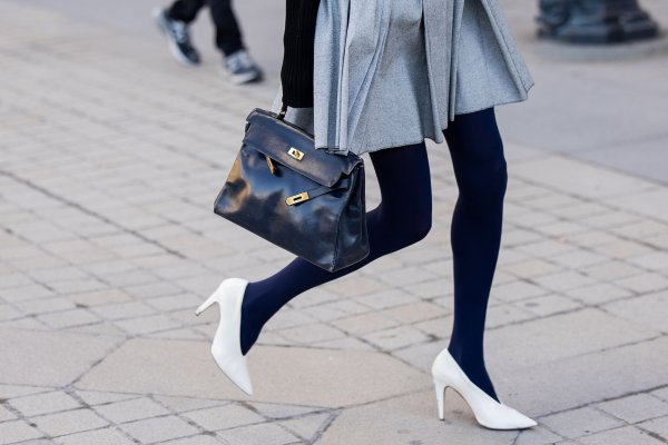 Por este detalle las distinguirás: ¿por qué las expertas en moda llevan los zapatos en color blanco?