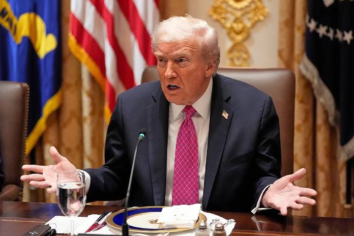 Trump insiste en que España merece una "reprimenda" por "no ser leal" pero se distancia diciendo que es un problema "entre la OTAN" y nuestro país