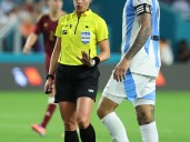 Tori Penso, la primera árbitra con la Selección: llevó el ritmo del partido con personalidad y acertó en las jugadas clave en las áreas