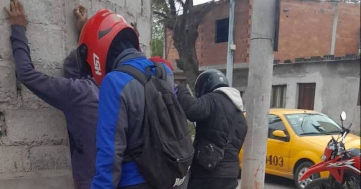 Arrestaron a dos personas armadas
