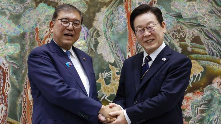 Japan and South Korea leaders commit to closer ties in their final summit