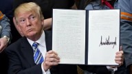 Trump dice que aumentará los aranceles a Canadá en un 10 % por difundir un “anuncio falso” de Ronald Reagan sobre aranceles