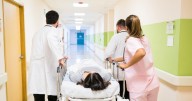 NEOS denuncia la estigmatización de los médicos objetores de conciencia y respalda a Ayuso
