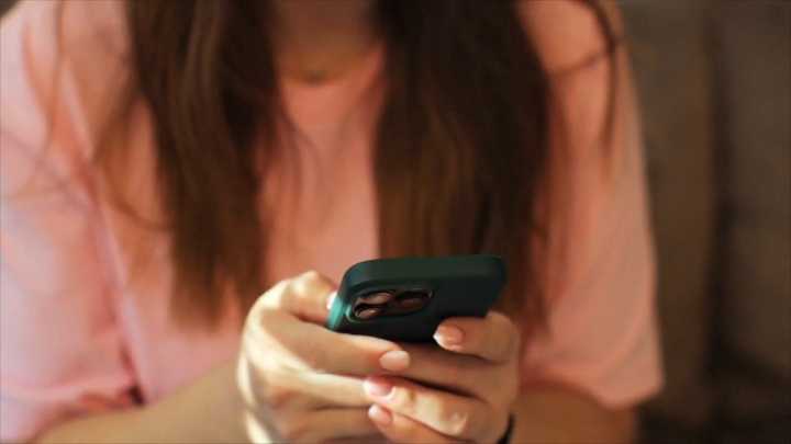 Broward school board approves school phone use during lunch for high school students