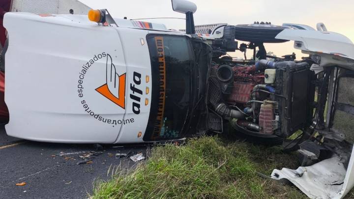 Carretera 57 colapsa tras volcadura de tráiler: una persona pierde la vida en Nuevo León