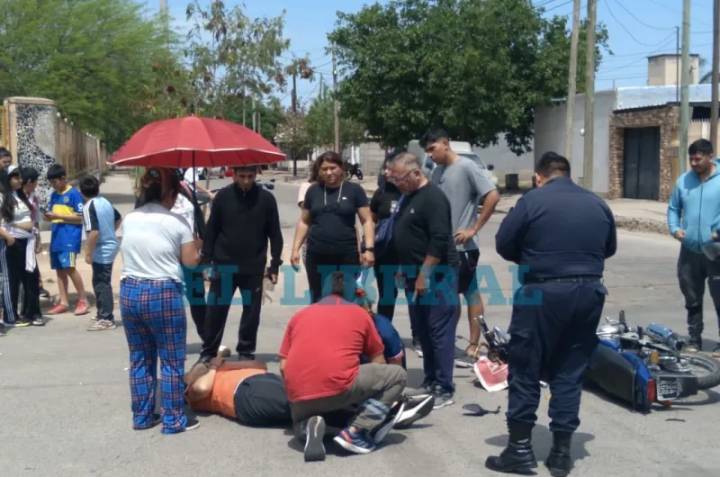 Impactante choque de motos en el B° Siglo XXI: una mujer fue hospitalizada