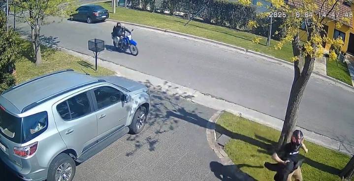 Motochorros asaltaron a un fotógrafo y casi le roban el perro