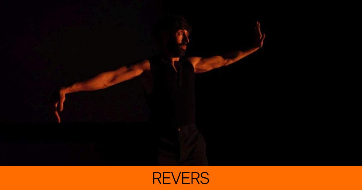 Dafnis Balduz, dirigido por Pau Roca, lleva 'Qui va matar el meu pare' al teatro Heartbreak Hotel