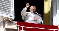 Pope at Angelus: Embrace Humility, Admit Your Faults