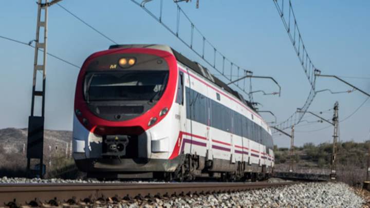 Cinco heridos leves tras descarrilar un tren de Cercanías cerca de la estación de San Fernando de Henares (Madrid)