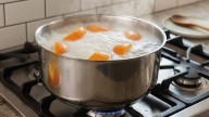 Hervir cáscaras de naranja en vinagre: por qué recomiendan hacerlo y para qué sirve