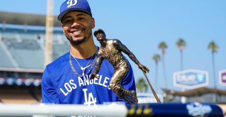 Mookie Betts wins 2025 Roberto Clemente Award