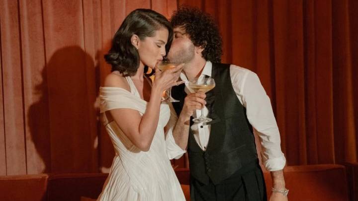 Los emotivos discursos de Mandy Teefey y Taylor Swift en la boda de Selena Gomez y Benny Blanco