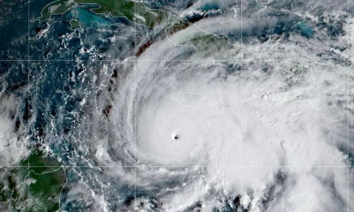 El huracán Melissa impacta Jamaica con vientos de 298 kilómetros por hora: el segundo más potente en la historia del Atlántico