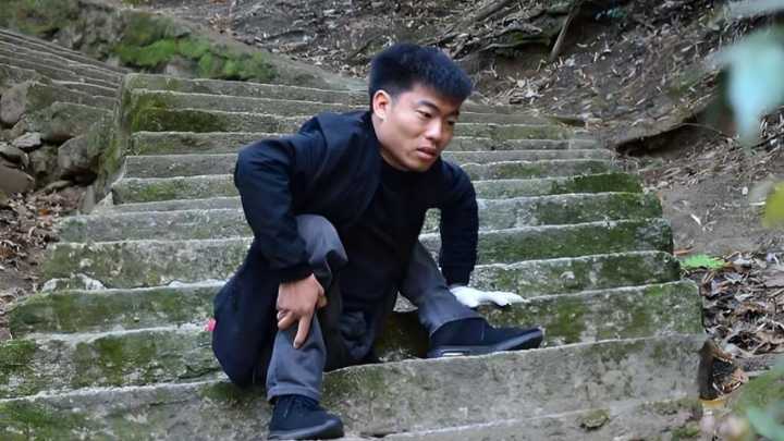 De vivir en la calle con parálisis cerebral a ser un médico reconocido en China