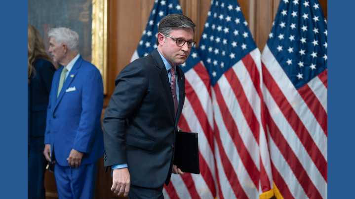 Pressure builds on Congress to end the shutdown, but a quick breakthrough appears unlikely