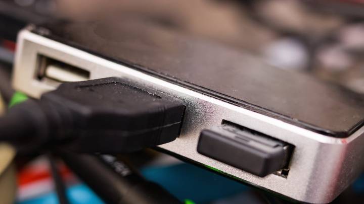 ¿Cuántos dispositivos puede conectar a un puerto USB sin perder velocidad ni dañar su equipo?