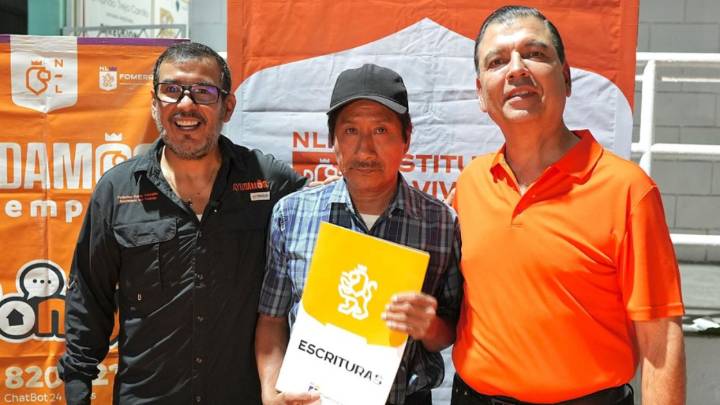 Estado entrega 31 escrituras a familias de Apodaca