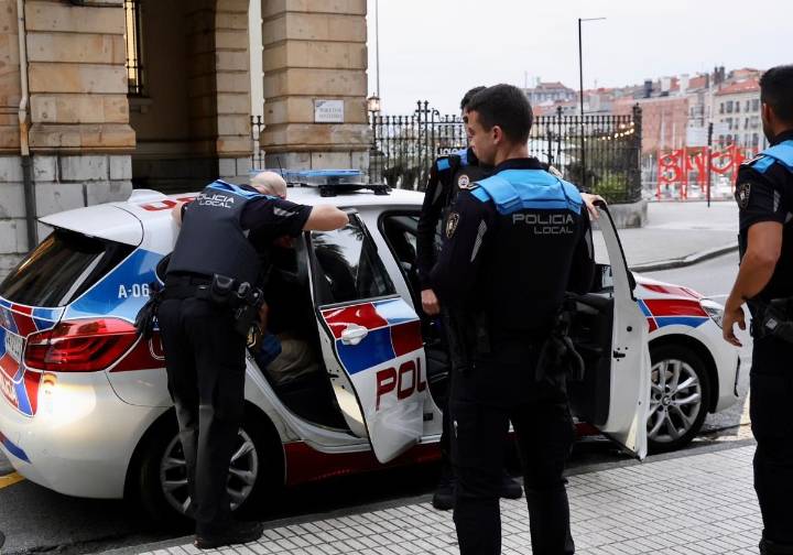 Detienen a un ladrón de repartidores en el centro de Gijón