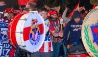 “Chivas es más grande”: Afición rojiblanca lleva serenata al equipo, pero Chicharito no salió