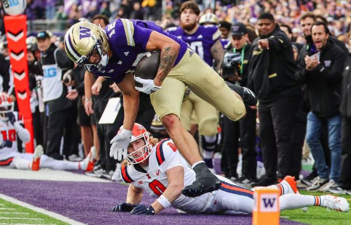 Photos: Huskies take on No. 23 Illinois