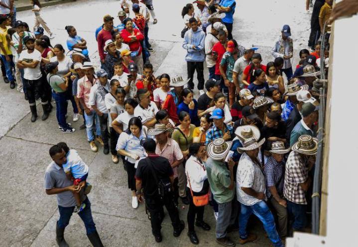 “Estas son las consecuencias de negociar con narcos”: las duras críticas de Rendón a Petro tras visitar a 2.100 desplazados en Briceño