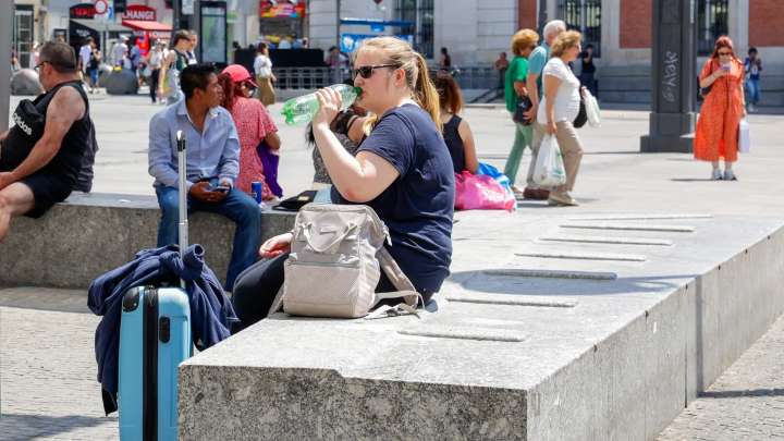 Papeleras 'b' para retornar envases con un plus: la industria intenta sortear el desinterés de los turistas por devolver plásticos y latas
