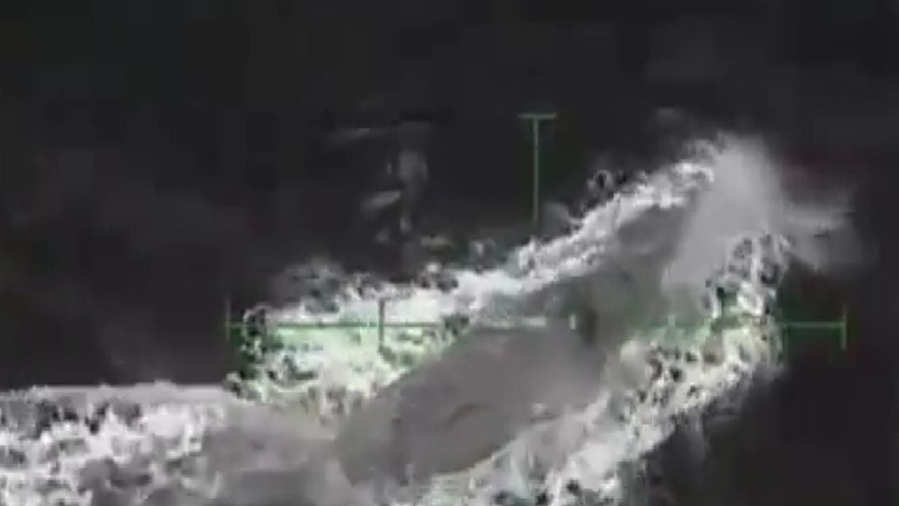 Trump comparte video del ataque a "submarino narco" en el Caribe
