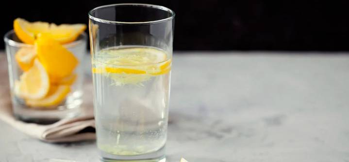 Estos son los riesgos de tomar agua con limón en ayunas