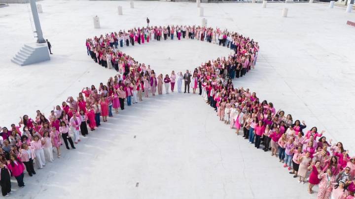 Forman moño rosa gigante en el Ayuntamiento por el Día Internacional contra Cáncer de Mama
