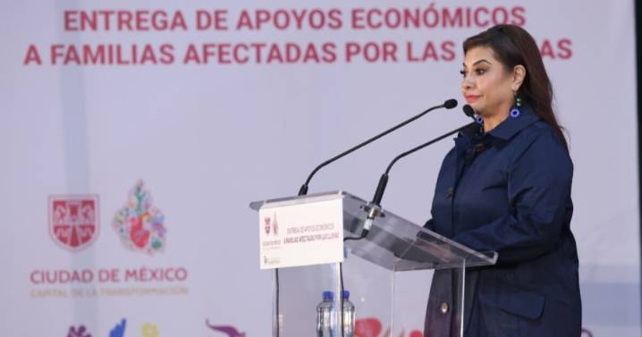 Clara Brugada entregó apoyos a familias afectadas por inundaciones en Iztapalapa