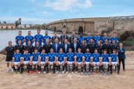 Otro golpe de identidad isleña: la foto oficial de la plantilla custodiada por el Puente Zuazo