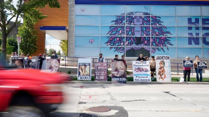 Wisconsin Planned Parenthood resumes offering abortions after a nearly monthlong pause