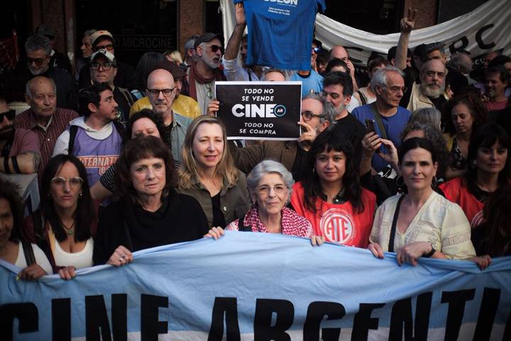 Manifestación frente al INCAA contra cierre de Cine Ar